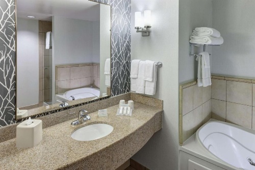 Hilton Garden Inn Lake Forest image 13
