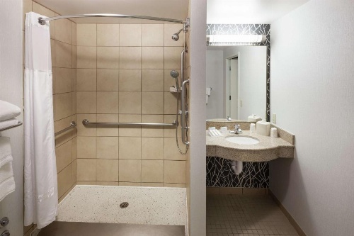 Hilton Garden Inn Lake Forest image 5