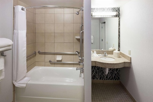 Hilton Garden Inn Lake Forest image 9